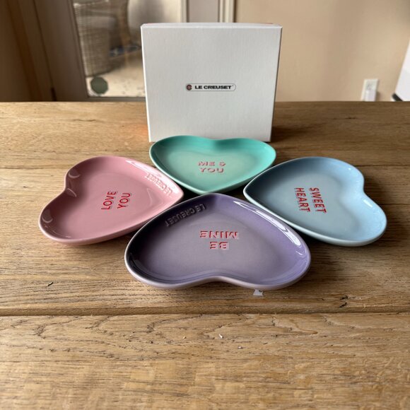 Le Creuset Valentines 2022 Stoneware Pastel 17cm Candy Heart Plates Set of 4 NEW - Picture 1 of 9